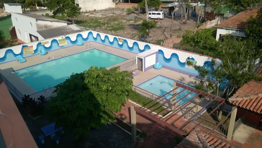 Duplex apartment in a gated community. 2 parking spaces, swimming pool, barbecue grills and WIFI. - Image 1