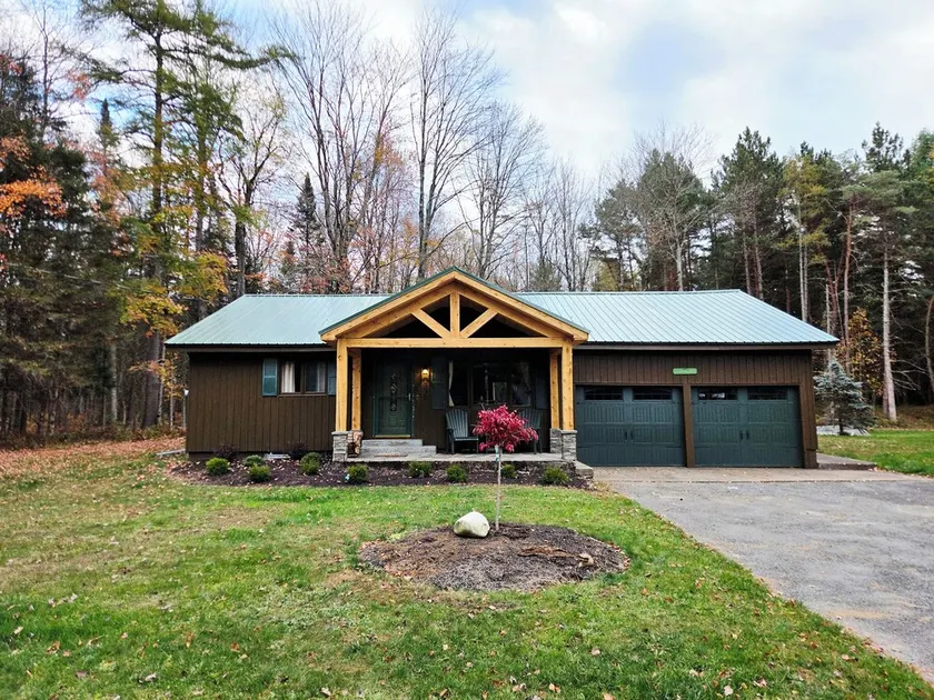 Stylish four seasons retreat in the woods - Image 1