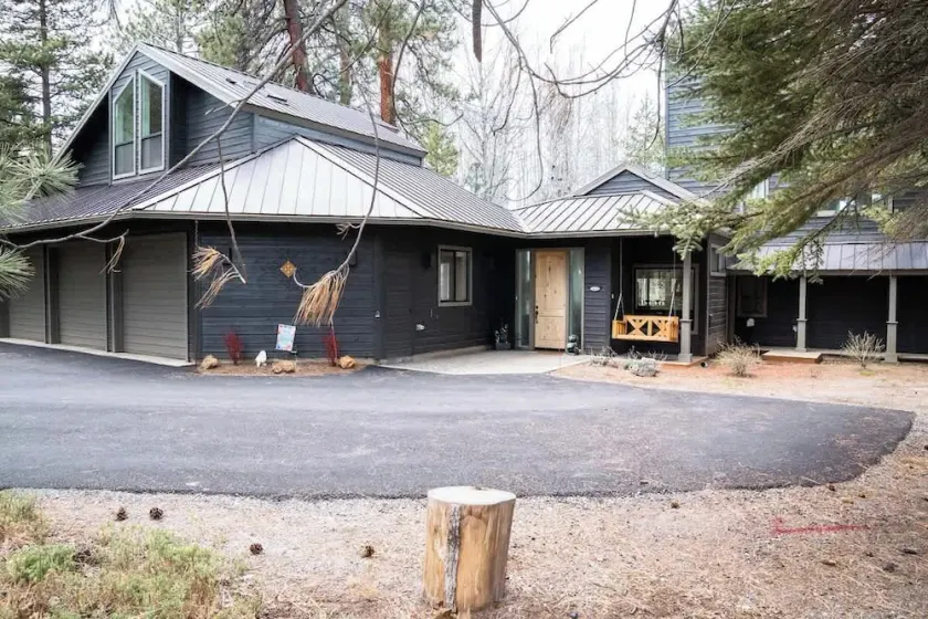 Large Black Butte Meadow Home With Mountain Views - Image 1