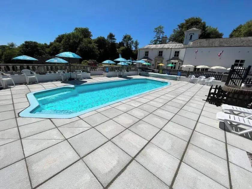 Accommodation for 8, weekly, monthly and early booking discounts available. - Image 1
