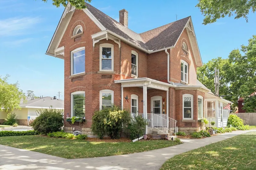 Beautiful Victorian Home One Block from Mississippi River! - Image 1