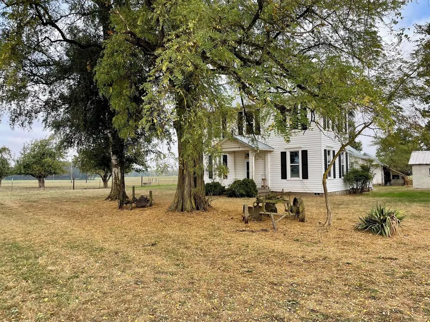 Country Farmhouse Close To Campus - Image 1
