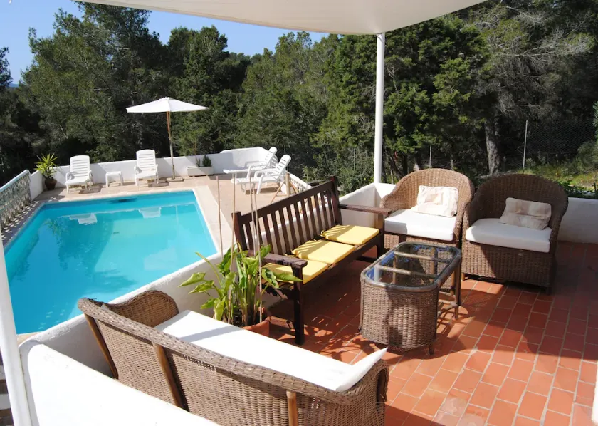 Smuk 3-sengs villa med privat lejlighed og privat pool tæt på strande - Image 1