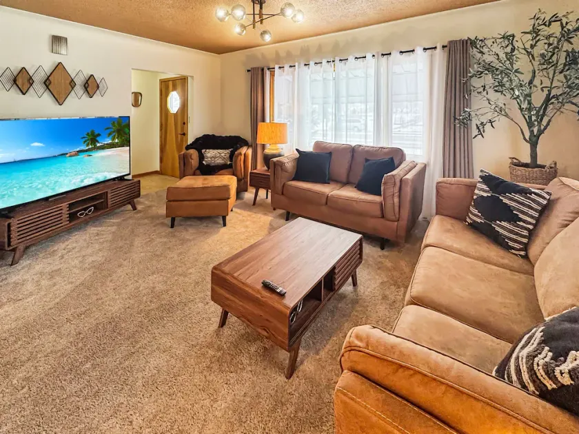Bright 4BR Retreat | UW-La Crosse - Image 1