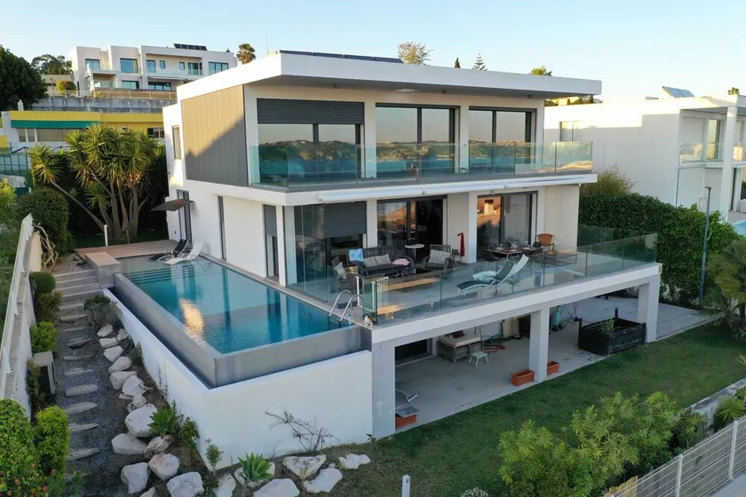 Lisbon 3 floor 3 bedroom Villa, unique Sea View, Infinity Pool, Terrace, and Gym - Image 1