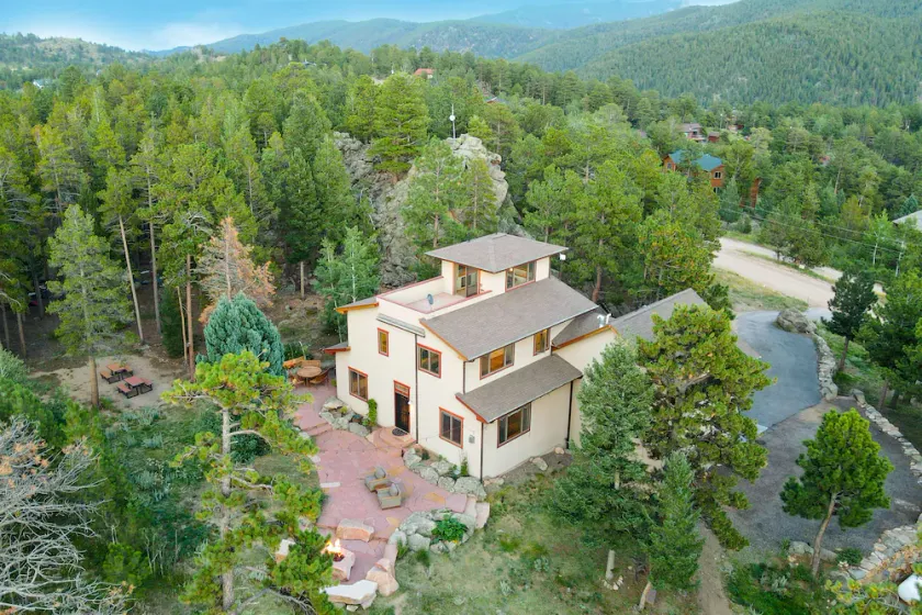 Luxurious Rocky Mountain Retreat above Boulder - Image 1