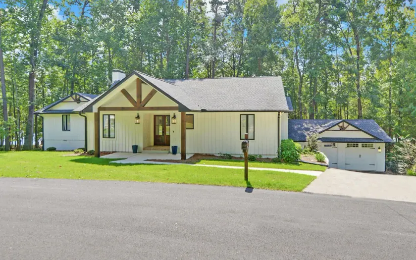 Lakefront Hideaway on Hartwell - Image 1