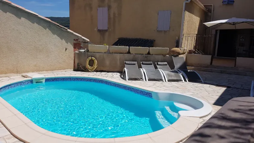 Auténtica casa de pueblo de 150 m² con piscina cerca del centro de la ciudad. - Image 1