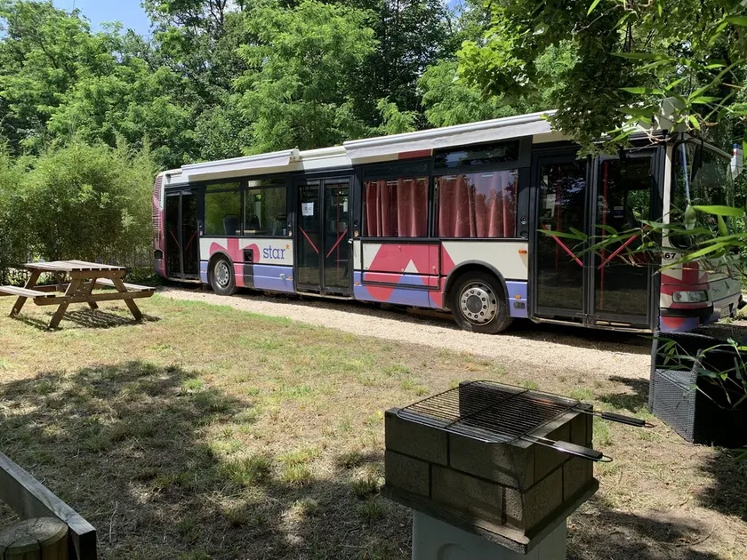 Hébergement pour 2 personnes dans un BUS avec accès piscine - Image 1