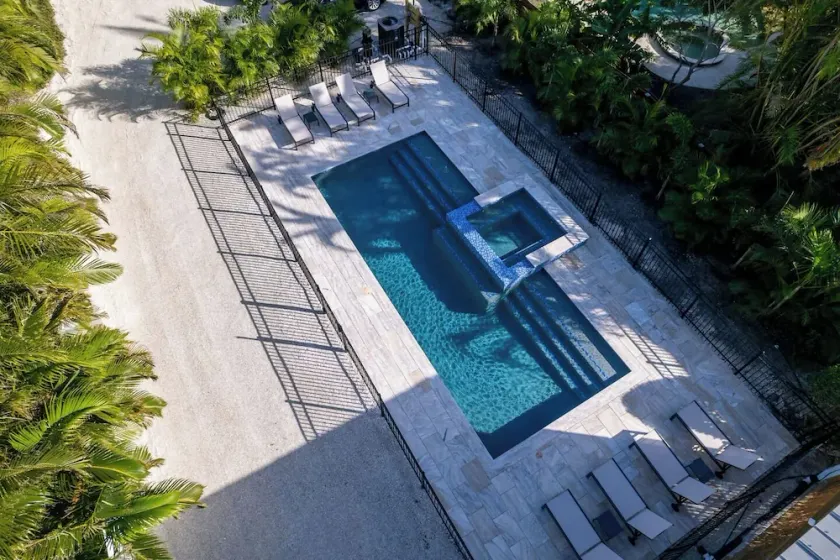 Entire home two units, pool, spa, mini golf, beach - Image 1