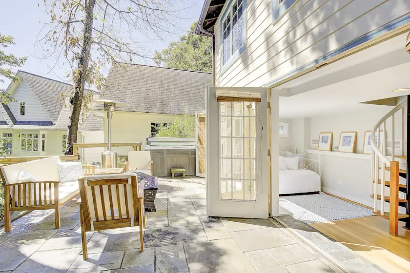 NEW LISTING! Waterfront cottage, hot tub, fire pit, gated community, pier, kayak - Image 1