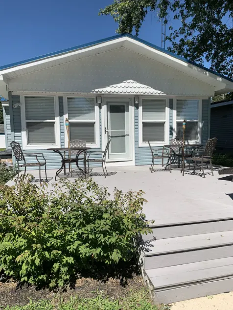 \"SEASHELL\" 4 Bedroom Home  Steps from Lake Erie Sleeps 13 - Image 1