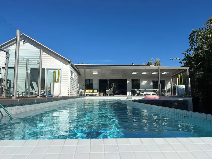 Poolside entertainer for families and their pets.  Easy walk to beach & town. - Image 1