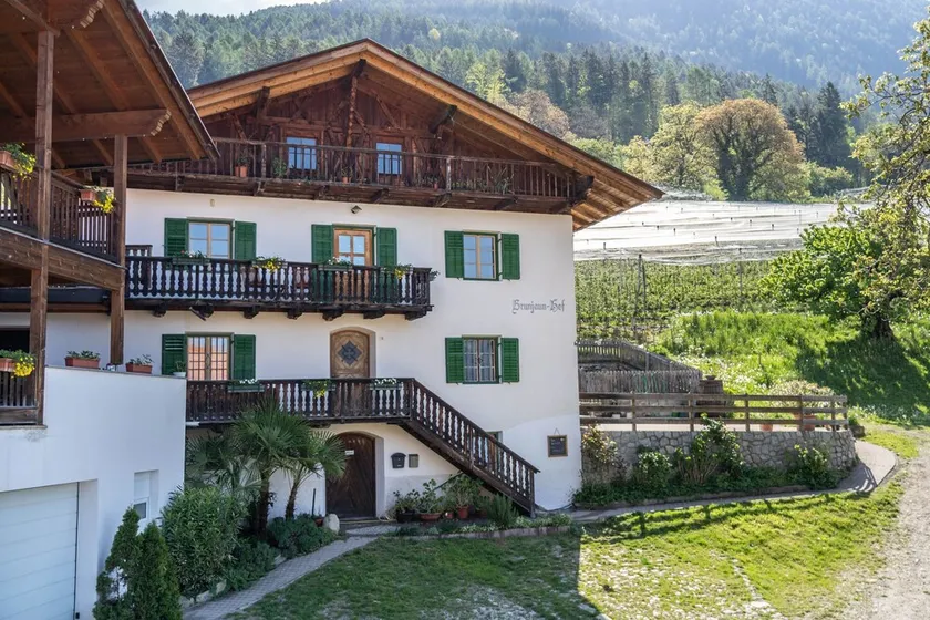 Brunjaunhof Apartment with Mountain View, Private Terrace, and Shared Garden - Image 1