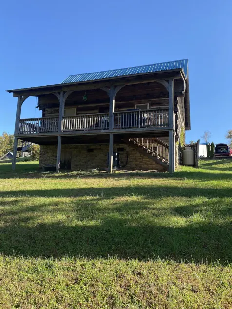 Cozy Log Cabin Near the Parkway - Image 1