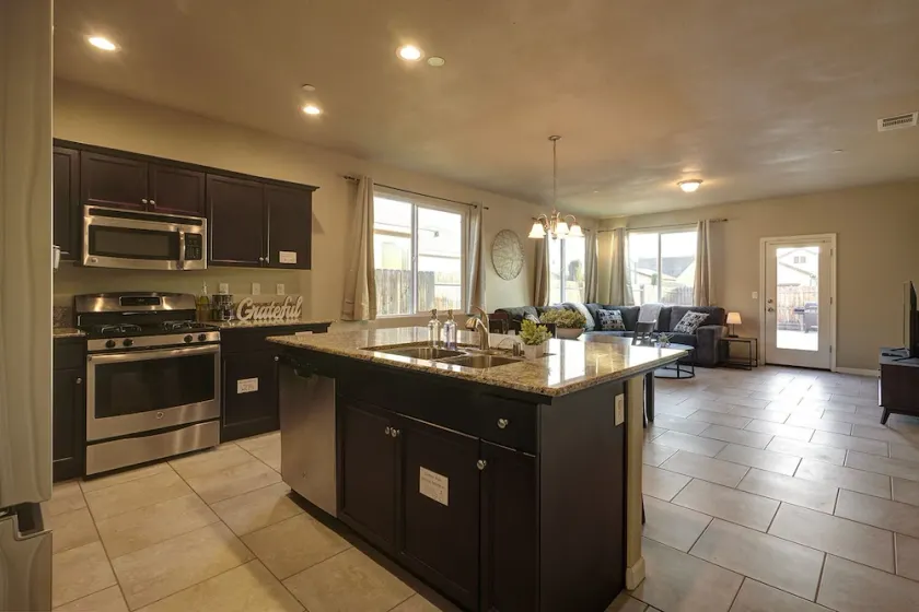 Spacious & New I KINGS & BBQ - Image 1