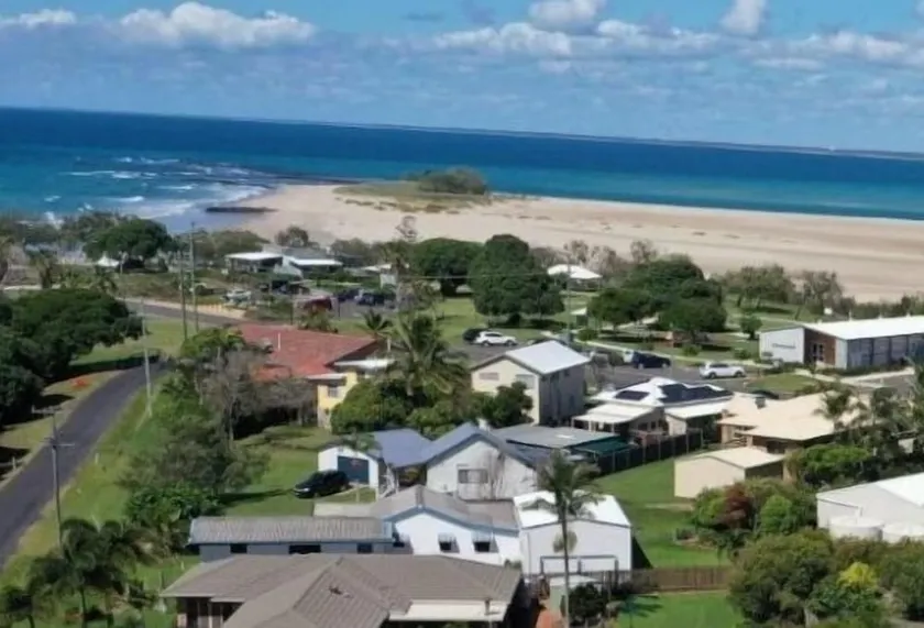 Indoor/outdoor pet-friendly beach house next to world-class beach and river. - Image 1