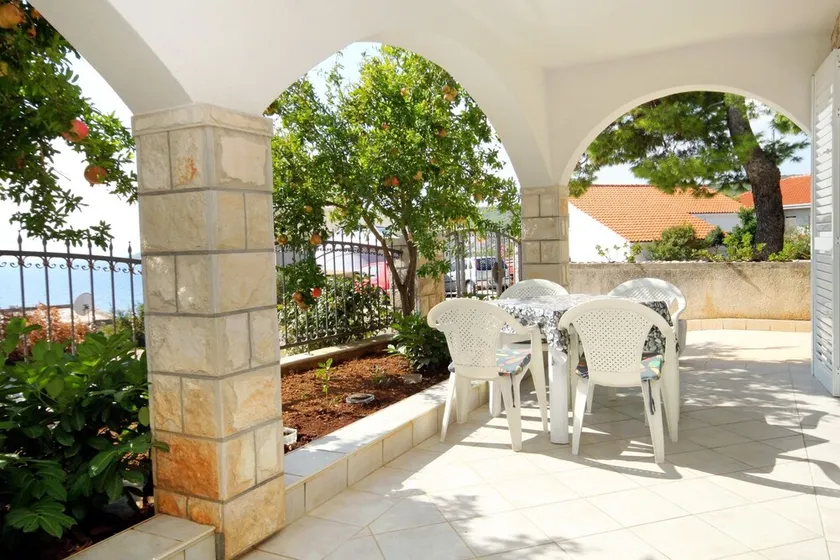 Apartamento para dos personas con terraza y vista al mar Zavalatica, Korcula (A-4453-c) - Image 1