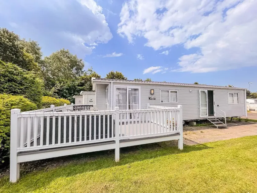 6 Berth Caravan At Southview Holiday Park Near Skegness Ref 33052S - Image 1