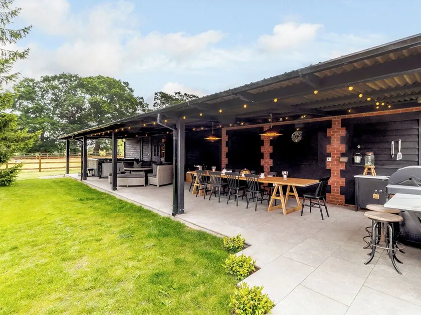 Alojamiento de 4 habitaciones en Barnham - Image 1