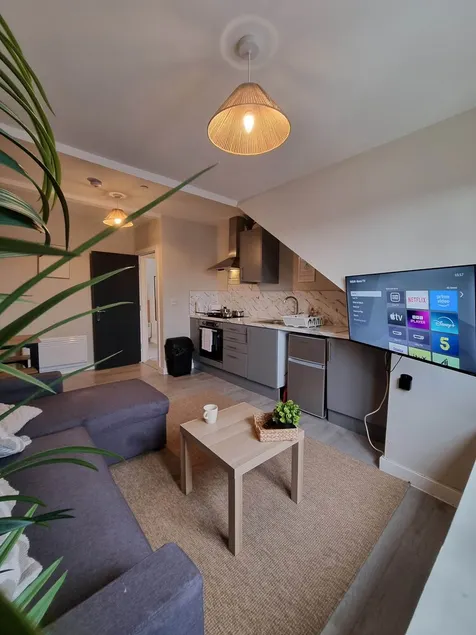 ApartHotel Flat 8 - 10 min to centre by Property Promise - Image 1