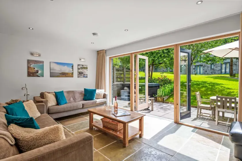 This wonderfully light open-design, pet friendly house overlooks the charming natural pool and is cl - Image 1