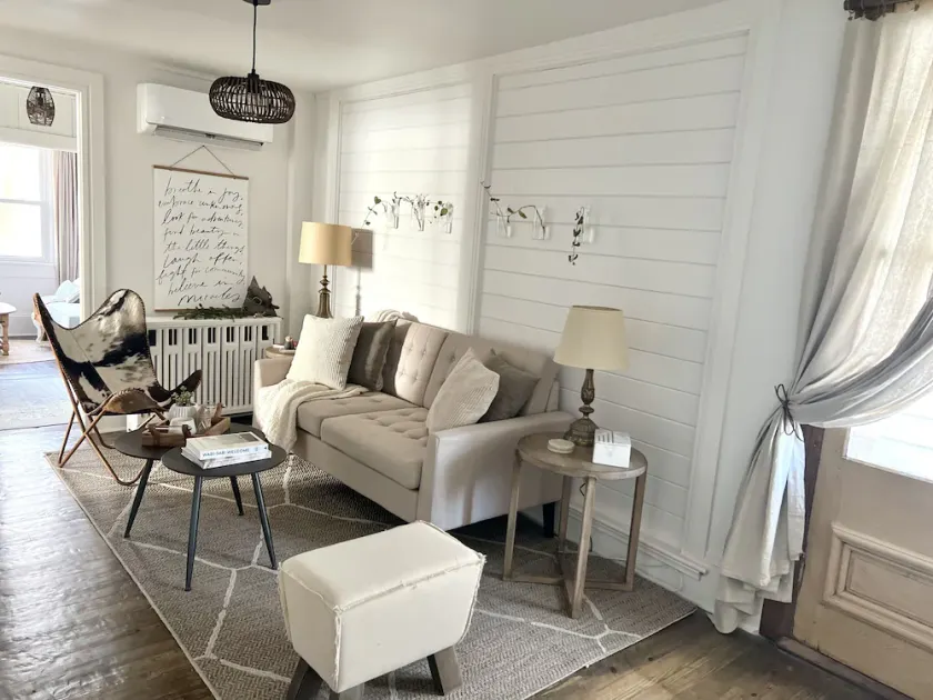 Stylish 1 BR Apt. w/ Sunroom in DT Hughesville - Image 1