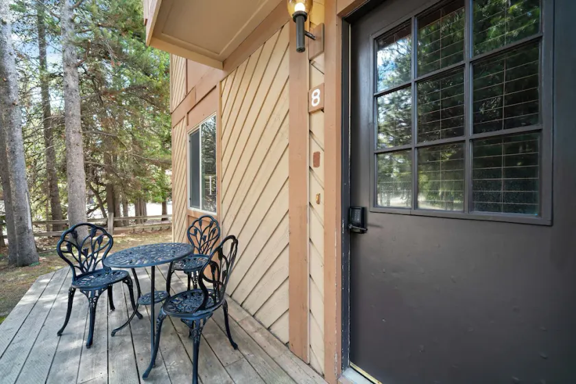 Trapper 8: Cozy 4-Bedroom Condo, 1 Minute to Yellowstone, perfect for 8 guests. - Image 1