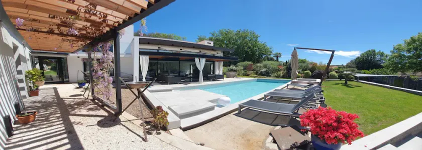 Beautiful modern villa with swimming pool and jacuzzi in absolute calme - Image 1