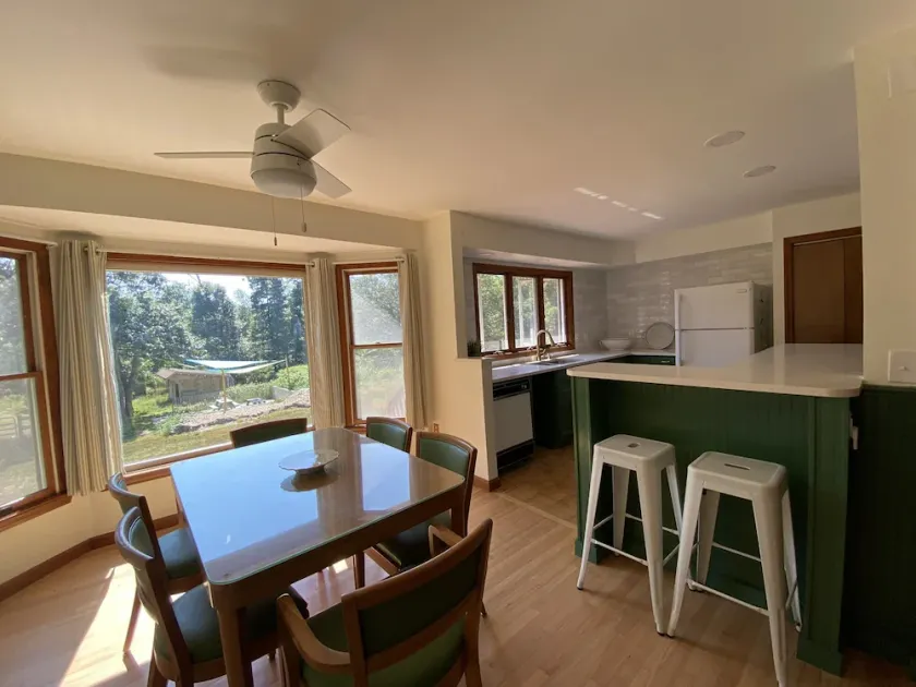 Country Beach Hideaway -10 min to Narragansett/Newport and beautiful RI beaches! - Image 1