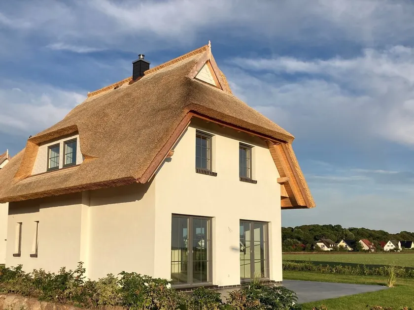 Thatched-roof house with Bodden view, sauna and fireplace in Dranske - Image 1