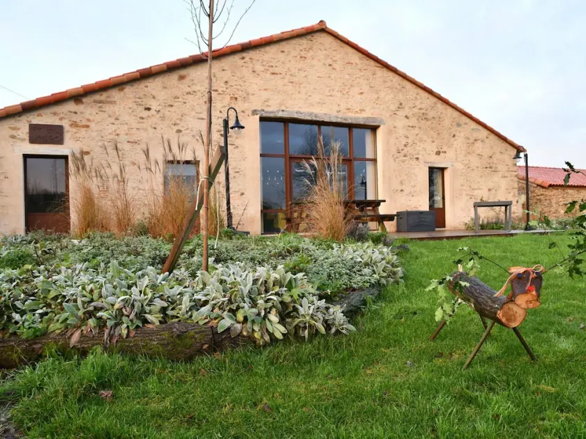 Spacious Renovated Barn with Indoor Pool, Large Garden, and Accessible Facilities - Image 1
