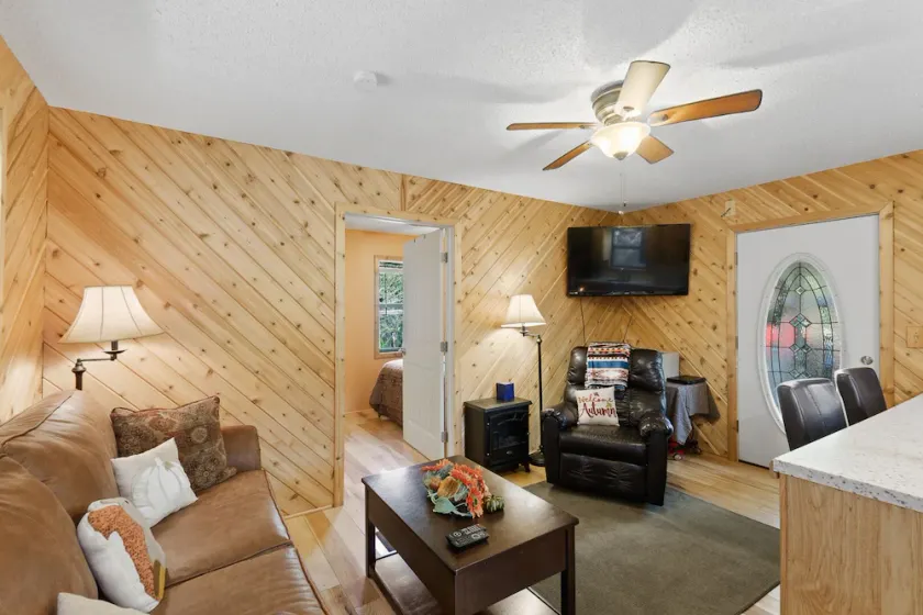 Cabin in the woods - Image 1