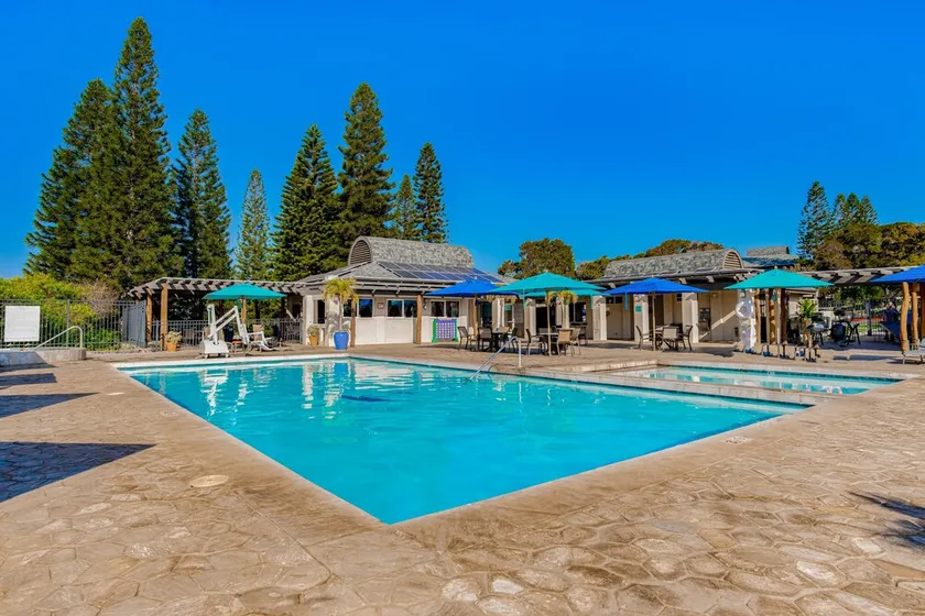 Lush tropic stay with a lanai, washer/dryer, shared pool, hot tub, & game room - Image 1