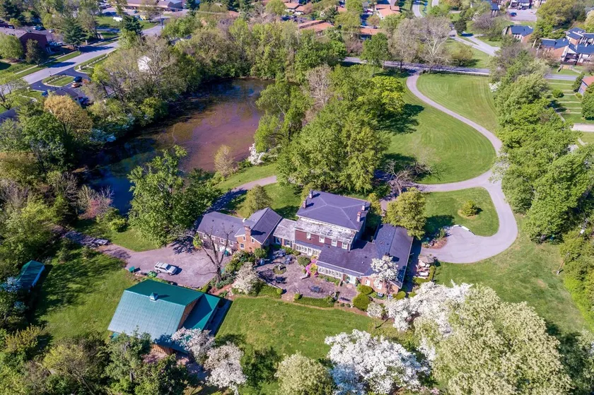 Cheerful 8-Bedroom, 6-Bath Historic Mansion in Derby City – Ideal Vacation Home! - Image 1
