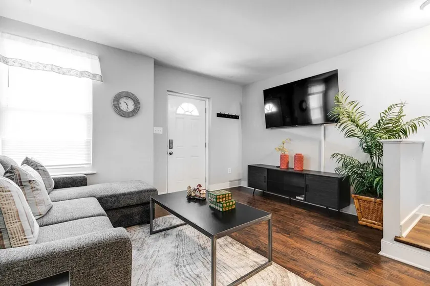 Cozy spacious family home near Carytown fully fenced - Image 1