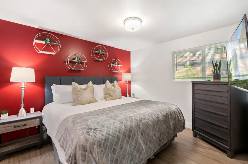 Bellevue Way SE Executive Suite - Free Parking + WiFi - Monthly Stays - Image 1