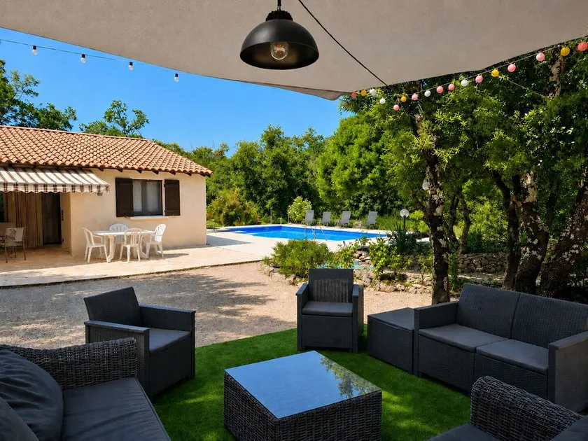 Villa sur 3 000m² - Image 1