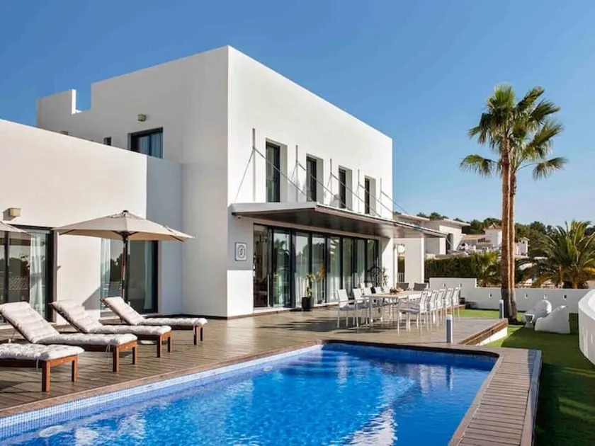 Modern Luxury Villa - 5 brm, heated pool, sea views, gym - Image 1