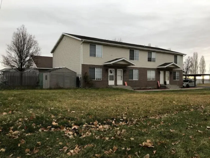 Great PRIVATE Family HOME! Big 3 Bed 3 Bath Private Yard - Image 1