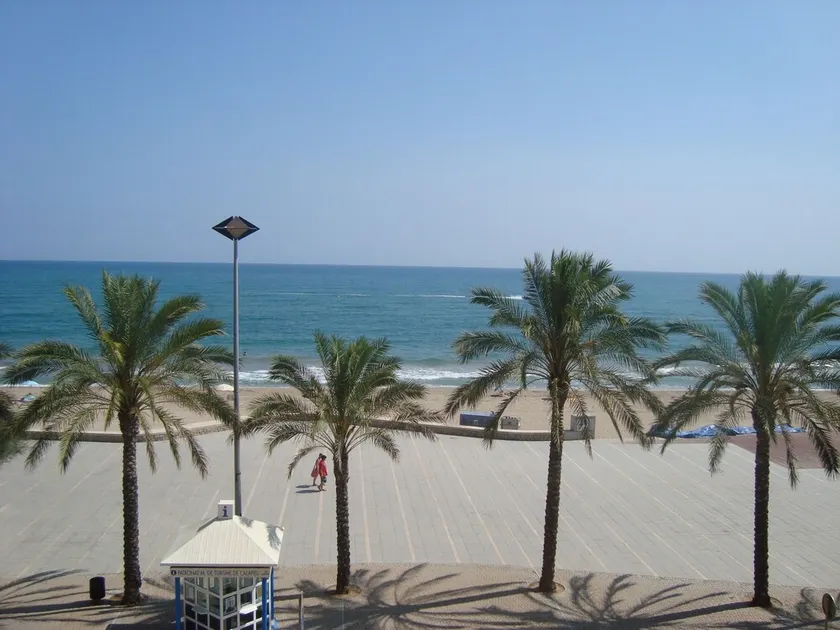 Spazioso appartamento fronte mare con vista sulla spiaggia con WIFI, parcheggio e ascensore - Image 1