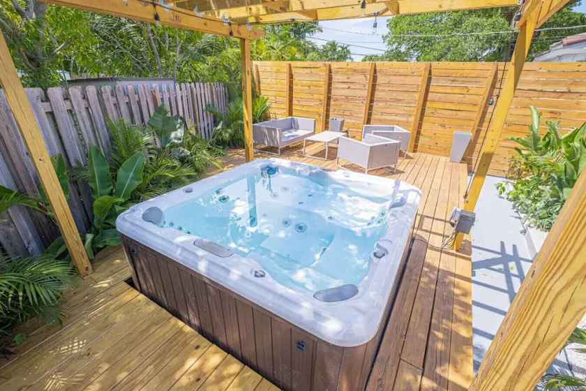 HOT TUB HOUSE ON GOLF COURSE! 10 MINs TO THE BEACH - Image 1