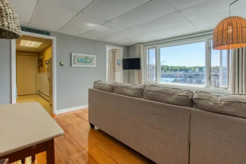 Coastal downtown 1 Bed, 1 Bath, full kitchen w/ harbor view - Image 1