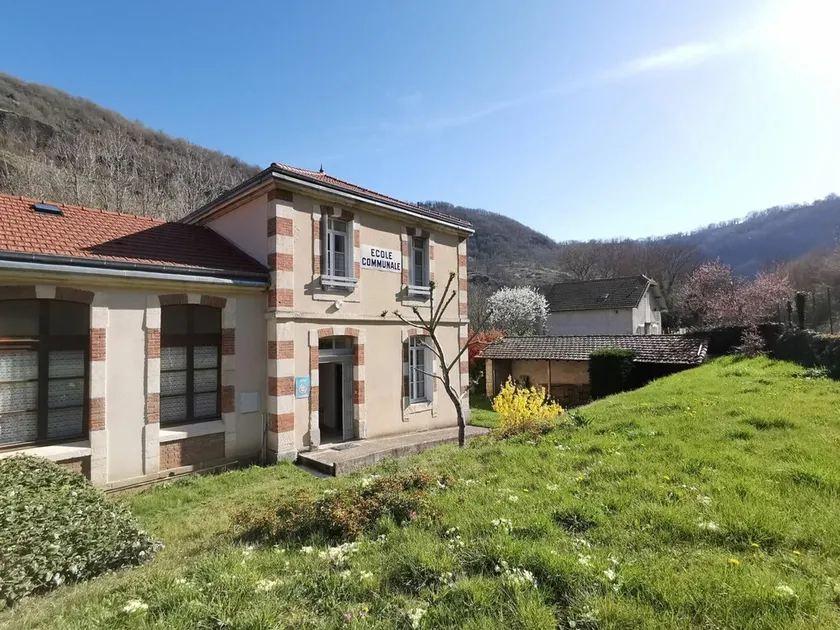 Gîte chaleureux 6 pers avec cour privée en bord de rivière près de Langeac - Image 1