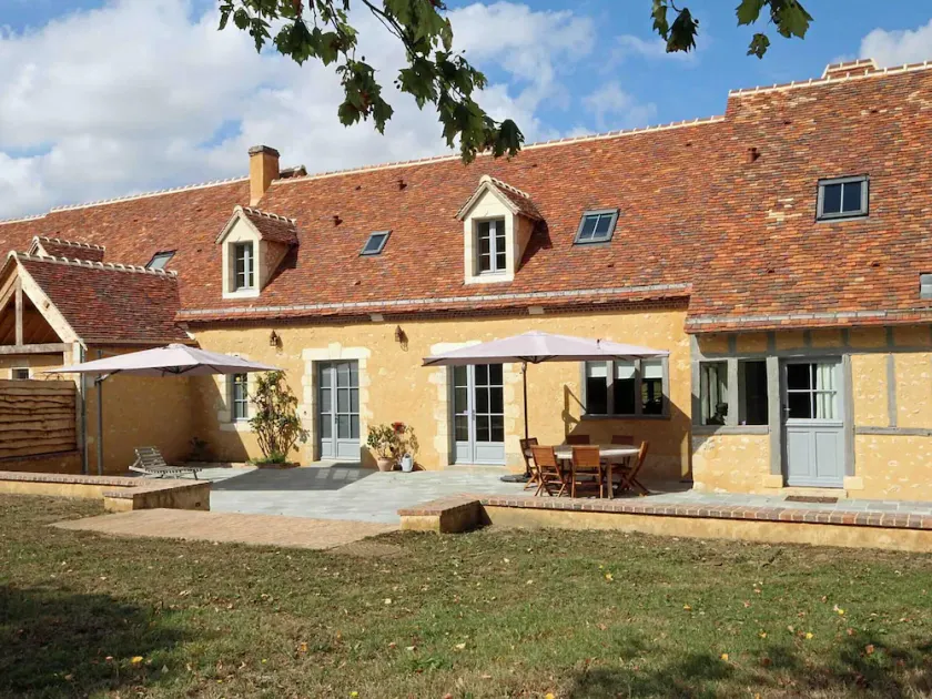 17th-century cottage with garden, forest nearby, pets allowed - Image 1