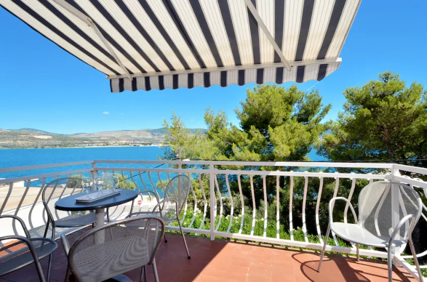 D - large apt with big terrace, next to the beach - Image 1