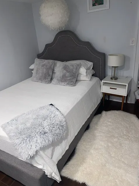 Beautiful private studio. private entrance and parking thank you, place to work, - Image 1