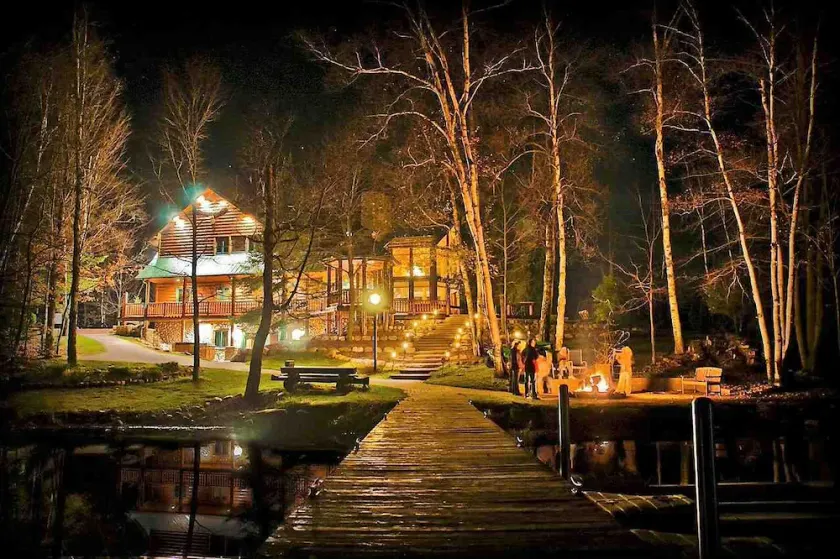 Lakefront secluded mult-family retreat with game room and two cabins. - Image 1