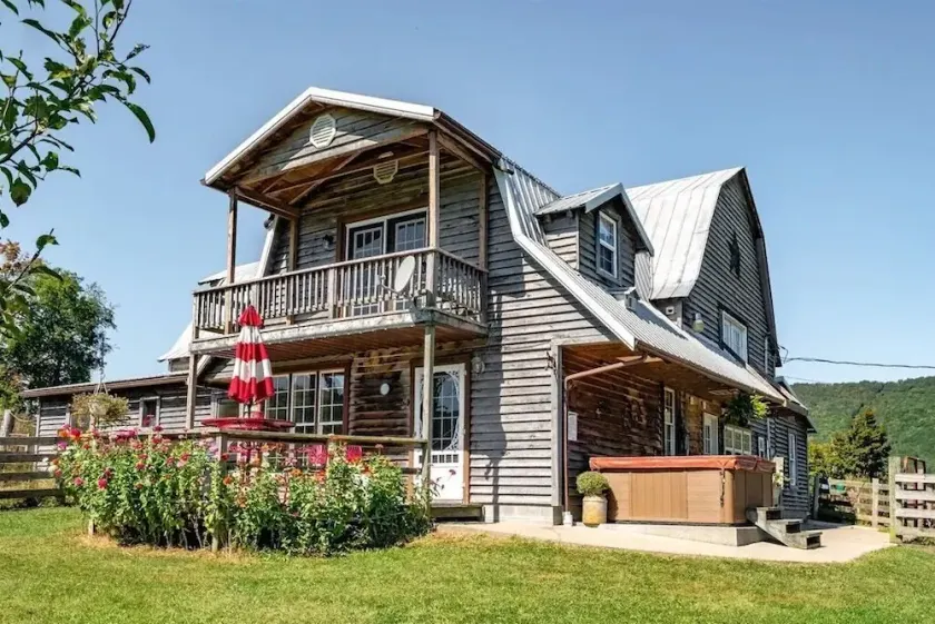 Loft apartment on Farm with Hot Tub, pond and total privacy. - Image 1