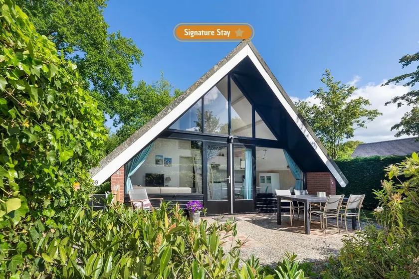 A comfortably furnished holiday home by the sea with a fenced garden that is safe for children and pets. - Image 1